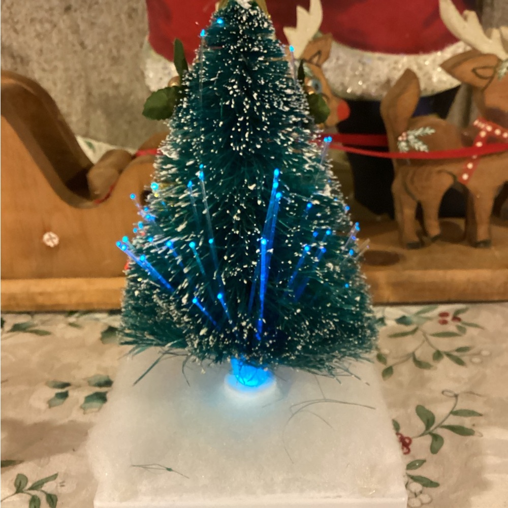 Vintage Mini Fiber Optic Musical Tree & Hand-painted Ceramic Carolers - Picture 4 of 9